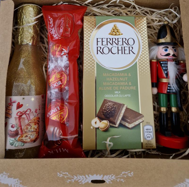 Karácsonyi ajándékbox diótörővel, tusfürdővel, csokoládéval