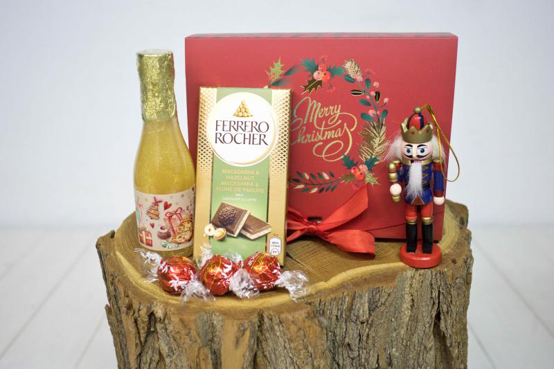 Karácsonyi ajándékbox diótörővel, tusfürdővel, csokoládéval