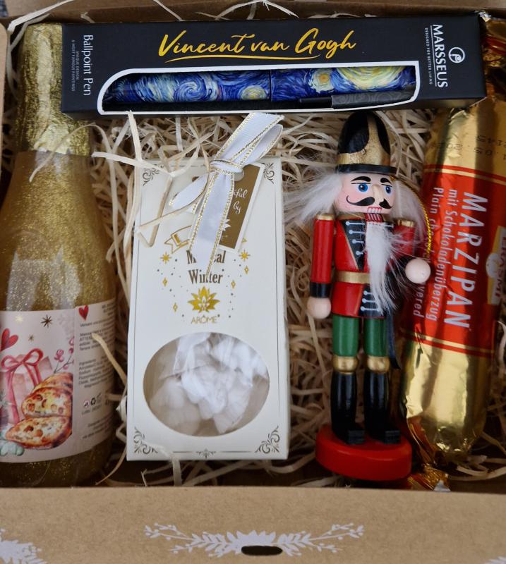 Karácsonyi ajándékbox diótörővel, tusfürdővel, illatosítóval