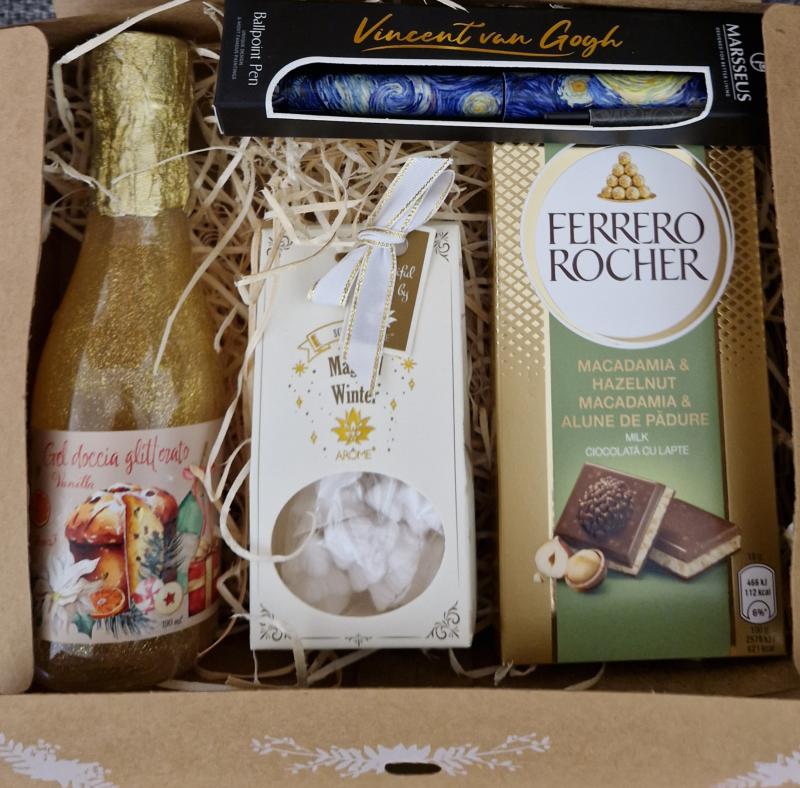 Karácsonyi ajándékbox tusfürdővel, illatosítóval, tollal, csokoládéval