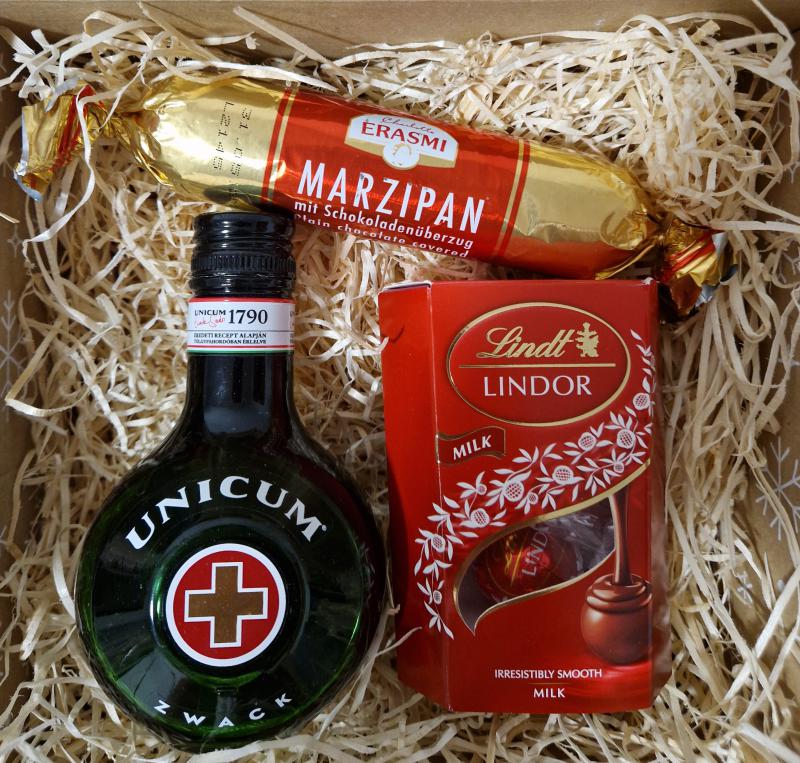 Karácsonyi Unicum ajándékbox marcipánkenyérrel