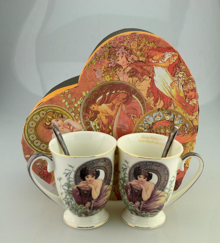 Mucha porcelán bögre kanállal 350 ml - 2 személyes készlet - szív dobozos