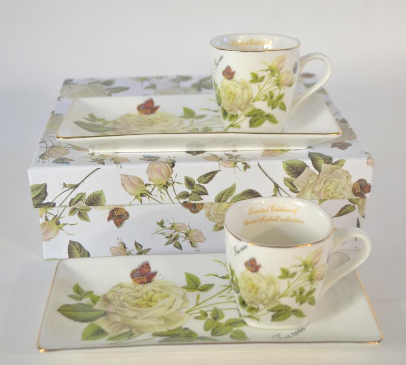 Tearózsa mintás kávés csésze + 2 db süteményes alátét díszdobozban