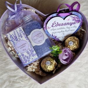 Ajándékbox levendula szettel, csokoládéval és Édesanyámnak feliratú táblával