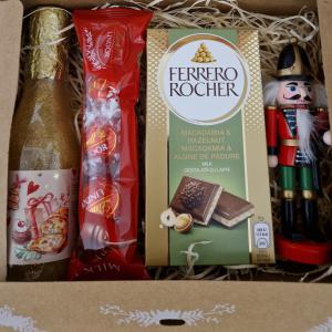 Karácsonyi ajándékbox diótörővel, tusfürdővel, csokoládéval