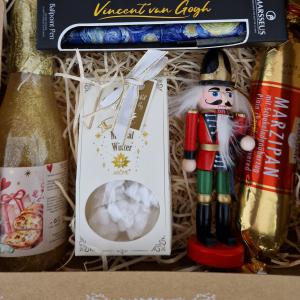 Karácsonyi ajándékbox diótörővel, tusfürdővel, illatosítóval