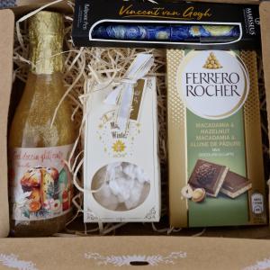 Karácsonyi ajándékbox tusfürdővel, illatosítóval, tollal, csokoládéval