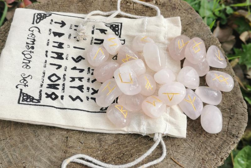 Indiai Rúna Kövek Tasakban- Rózsakvarc