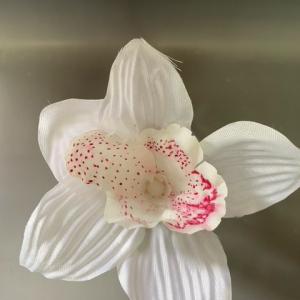 tálcás selyemvirágfej orchidea szatén