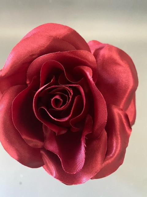 tálcás selyemvirágfej nyilott rózsafej szatén