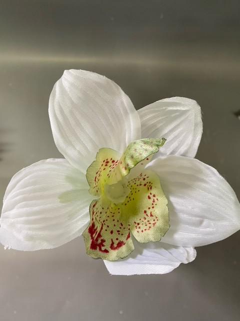 tálcás selyemvirágfej orchidea szatén