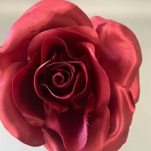 tálcás selyemvirágfej nyilott rózsafej szatén