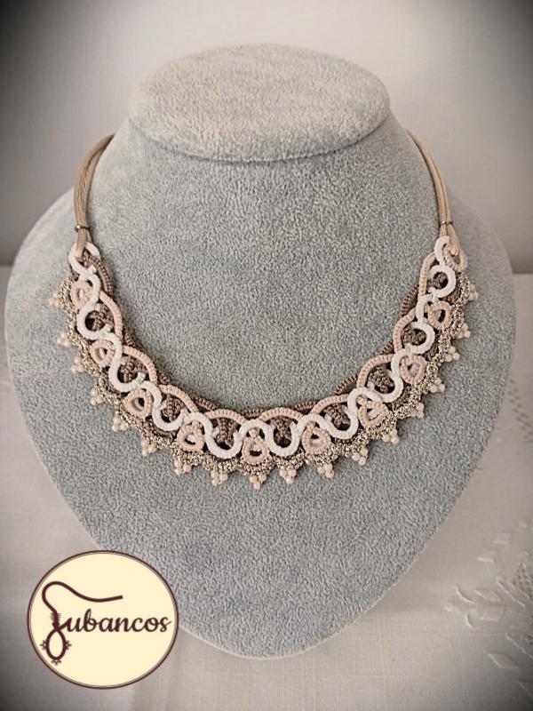 Fonódás nyakék vaj, bézs, arany színekben