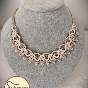 Fonódás nyakék vaj, bézs, arany színekben