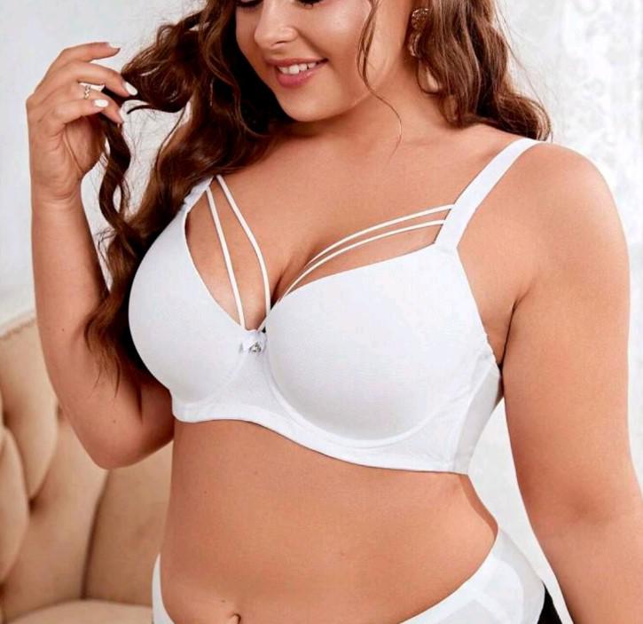 110D-s méretű, hófehér színű, szivacsos melltartó díszpántokkal