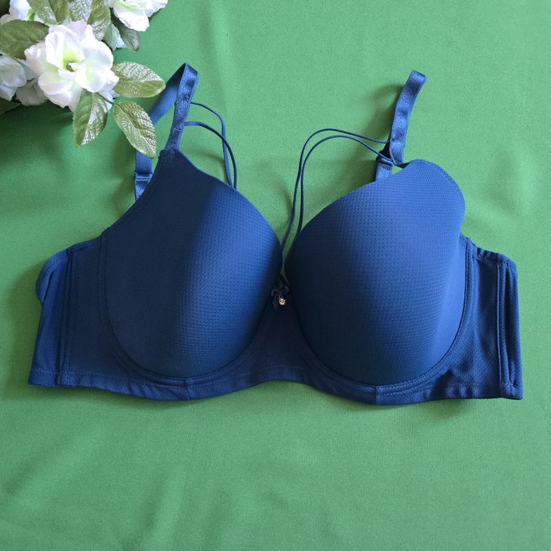 110D-s méretű, sötétkék színű, szivacsos melltartó díszpántokkal