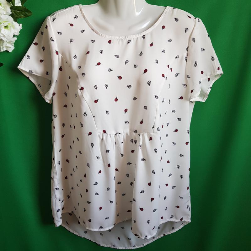 38-as hátul hosszított fazonú katica mintás fehér ing, blúz