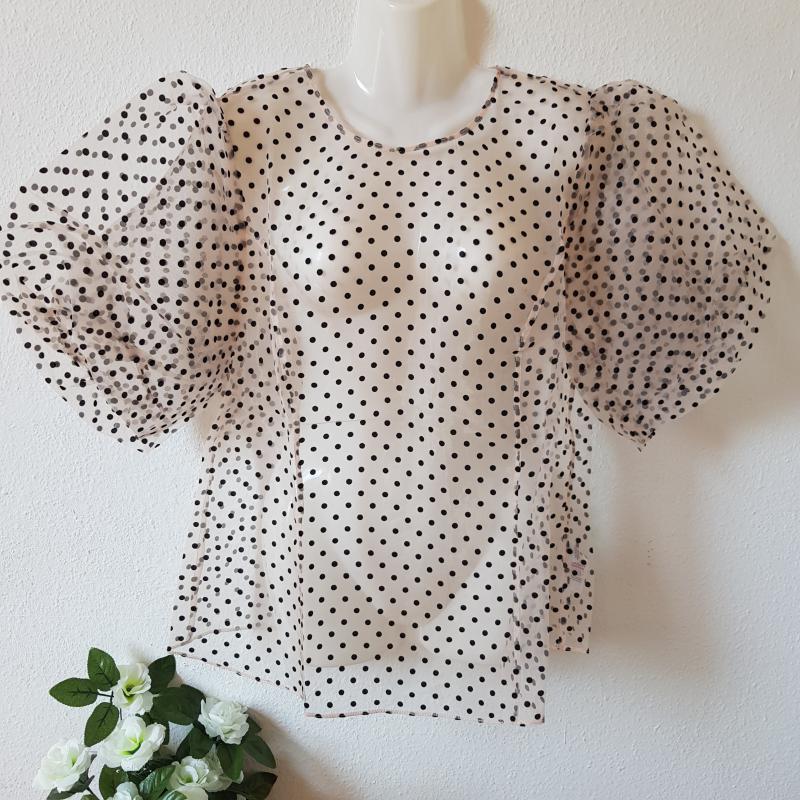 44-es/L-es rózsaszín alapon fekete pöttyös, buggyos ujjú áttetsző felső