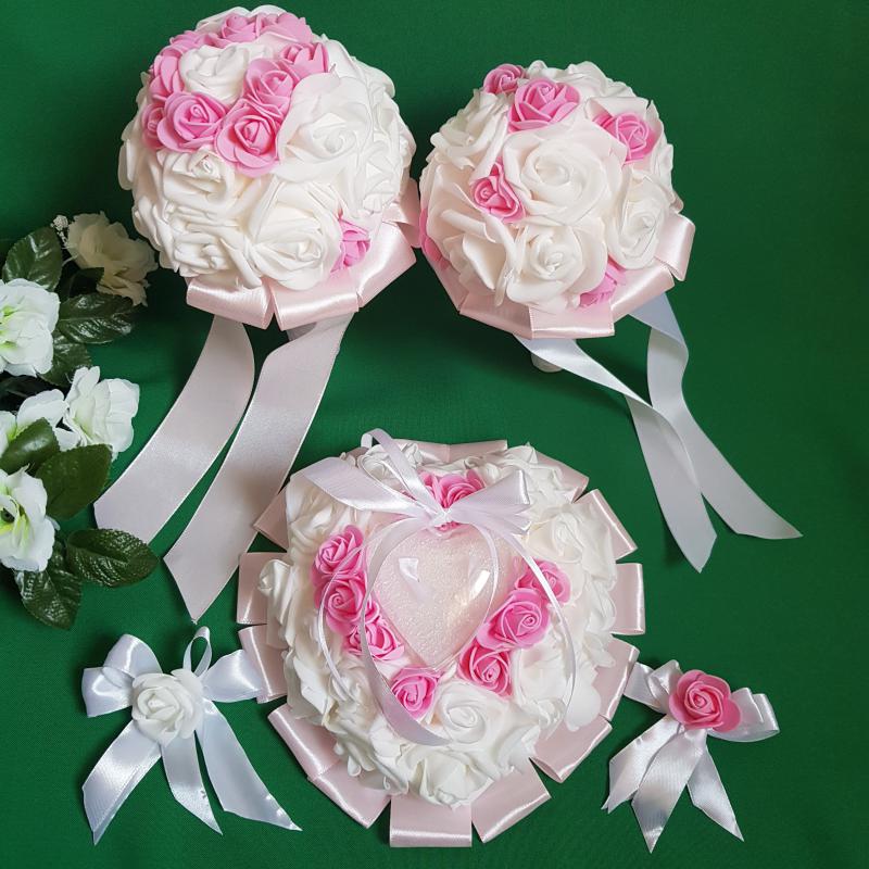 5 részes rózsaszín-fehér esküvői szett - menyasszonyi csokor, dobócsokor, gyűrűtartó, vőlegény és tanú (vagy vőfély) kitűző/bokréta