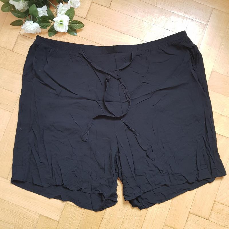58-as/5XL-es fekete rövidnadrág