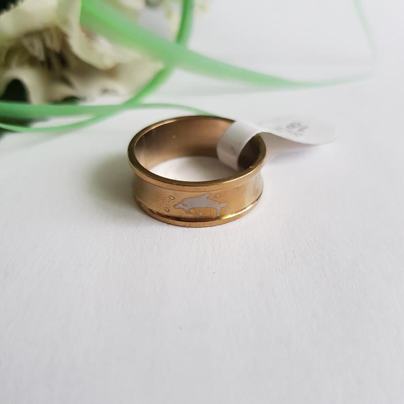 Aranyszínű, delfin mintás, homorított gyűrű
