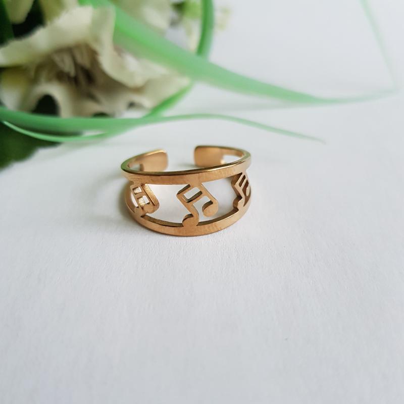 Aranyszínű, mart hangjegyekkel díszített méret nélküli gyűrű