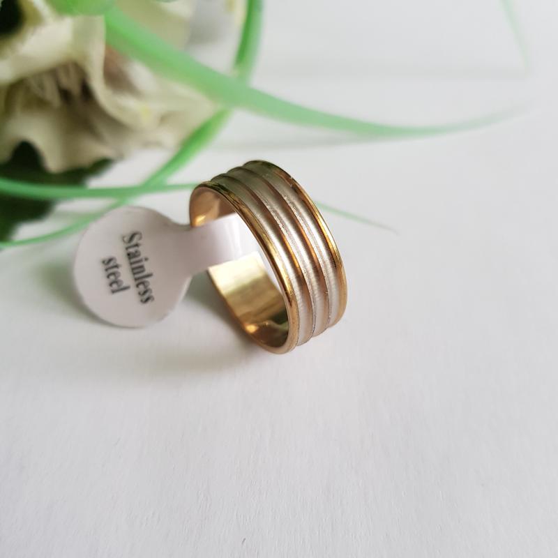 Aranyszínű, matt ezüstszínű, süllyesztett csíkos gyűrű