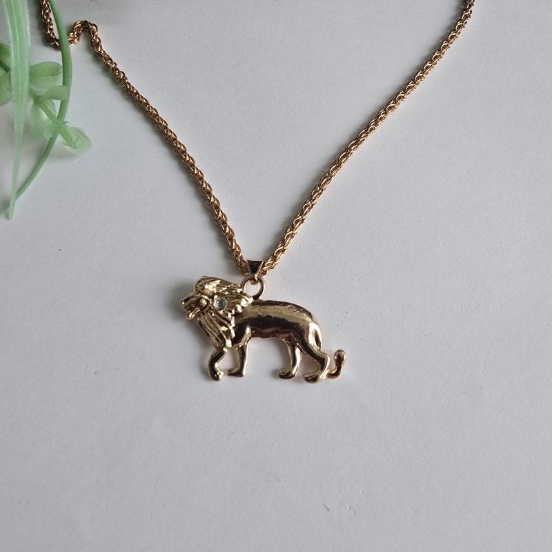 Aranyszínű, strasszköves oroszlán medálos nyaklánc