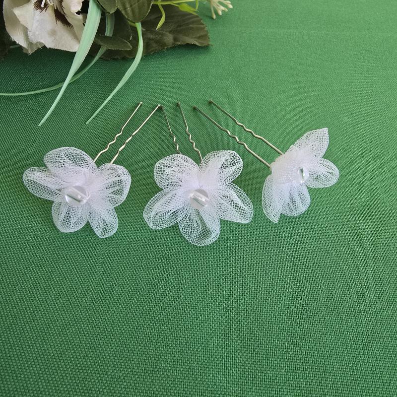 Áttetsző gyöngyös, fehér színű tüll virágos hajtű, hajdísz