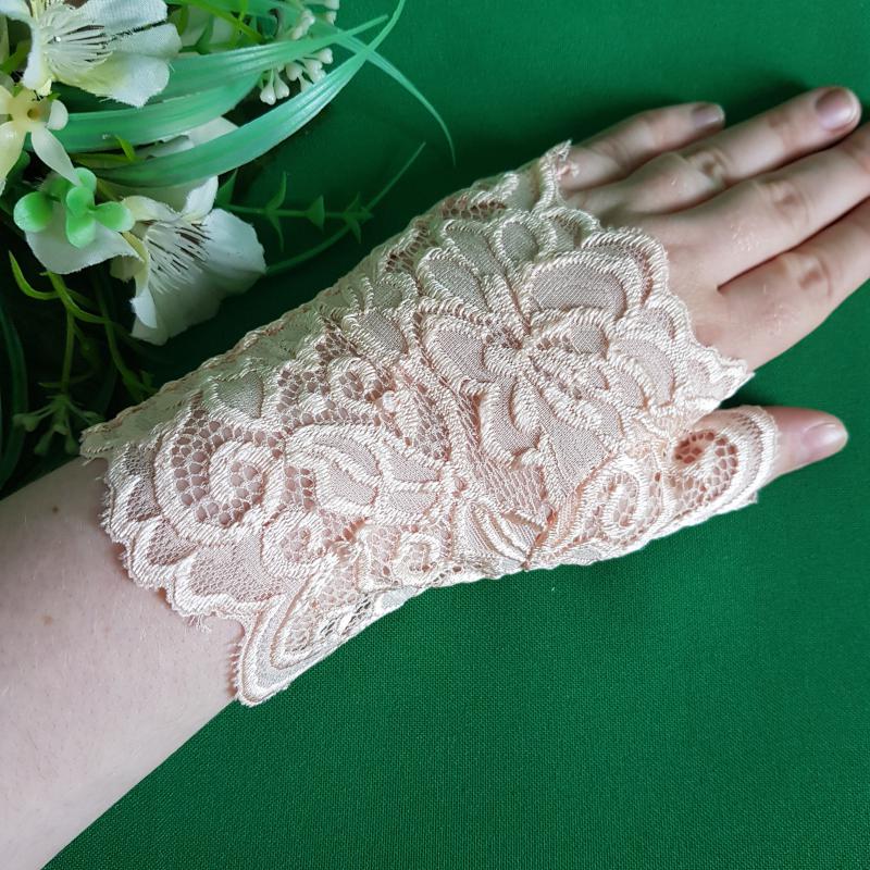 Barack színű, egyujjas alkalmi csipke kesztyű