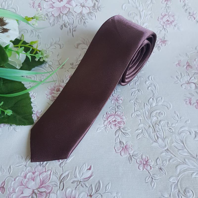 Barna színű vékonyított szatén nyakkendő, slim nyakkendő