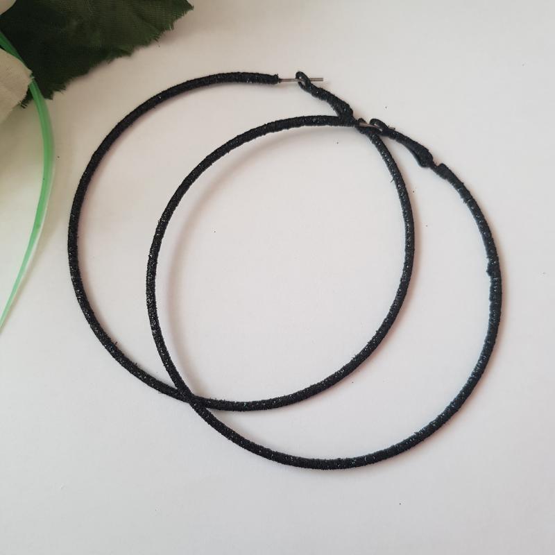 Csillogós, fekete színű karika fülbevaló