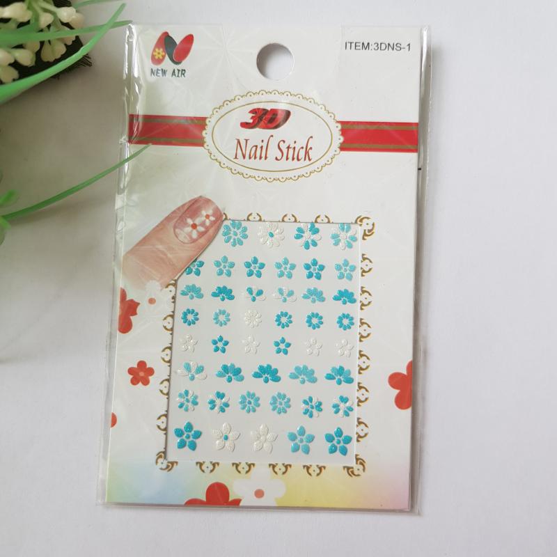 Csillogós, kék-fehér színű, virág alakú öntapadó körömmatrica