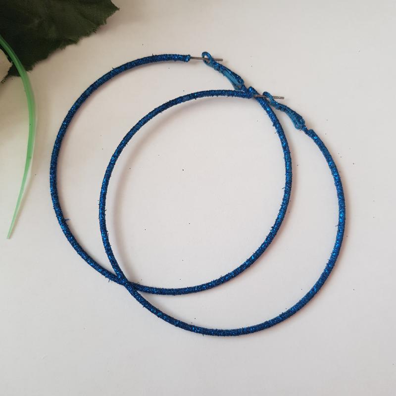 Csillogós, kék színű karika fülbevaló