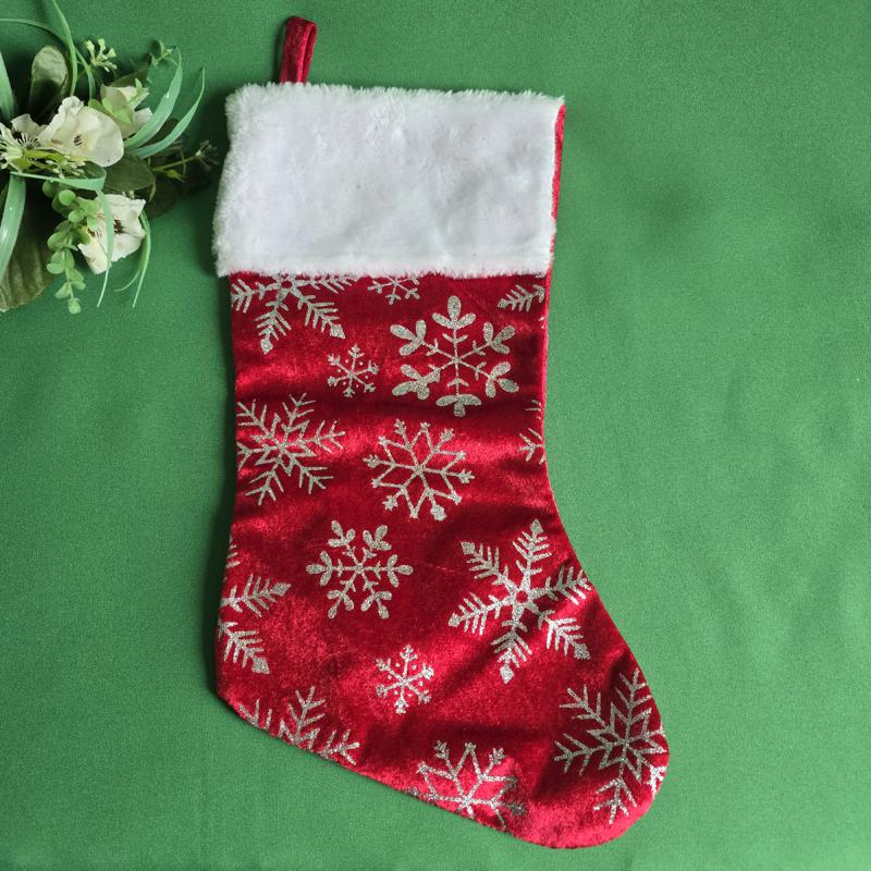 Csizma alakú, ezüst glitteres hópehely mintás mikulás zsák, textil ajándéktasak