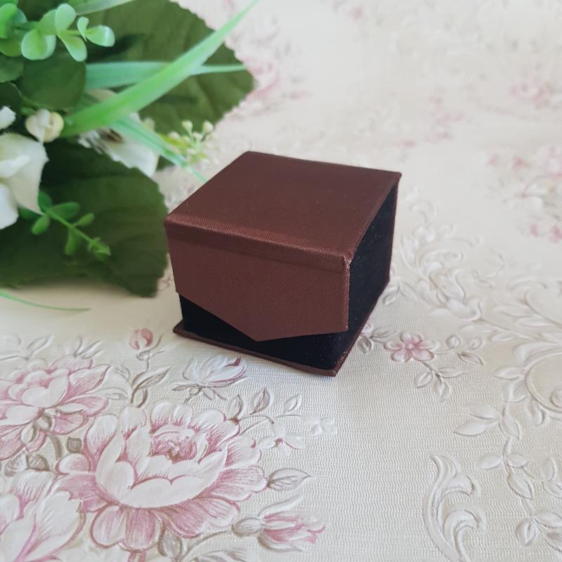 Csokoládébarna színű gyűrűtartó ékszerdoboz