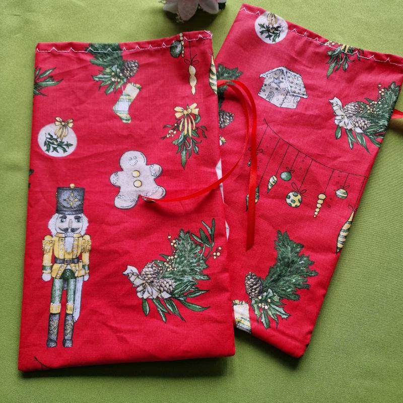 Diótörő, mézeskalács, fenyődísz mintás mikulás zsák, textil ajándéktasak