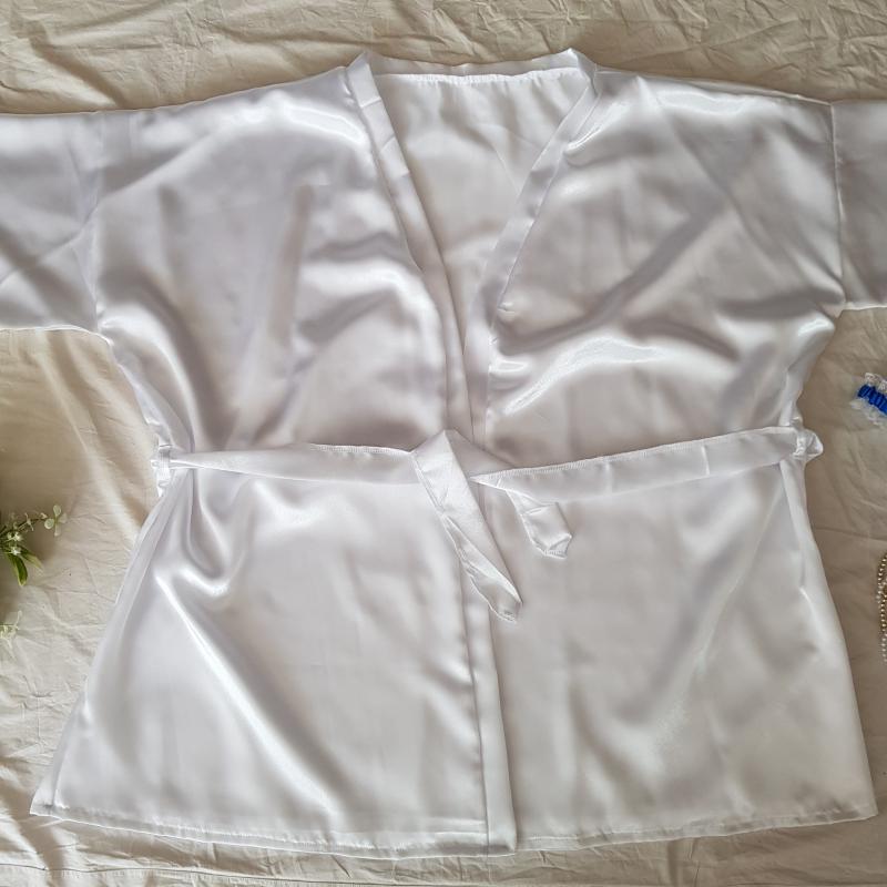 Egyszínű hófehér szatén köntös – kb. 6XL-es