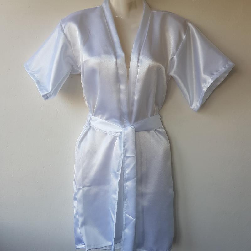 Egyszínű hófehér szatén köntös – kb. XXS-es