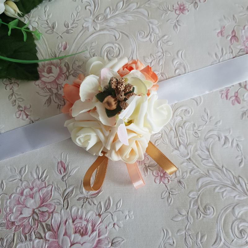 Ekrü-barack-arany színű rózsás, gyöngyös csuklódísz