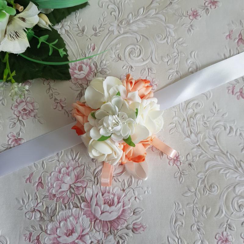 Ekrü-barack színű rózsás, gyöngyös csuklódísz