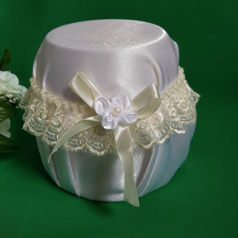 Ekrü csipkés, ekrü masnis-virágos menyasszonyi harisnyakötő, combcsipke