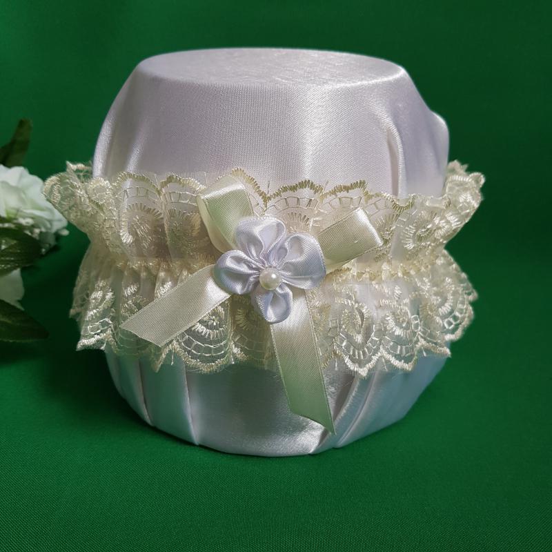 Ekrü csipkés, ekrü masnis-virágos menyasszonyi harisnyakötő, combcsipke