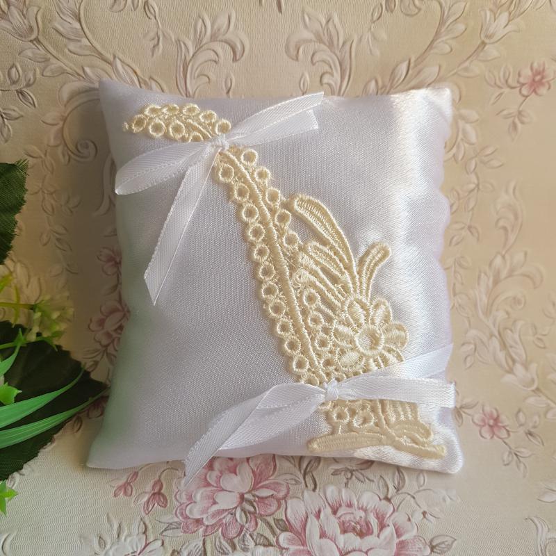 Ekrü csipkés, hófehér szatén gyűrűpárna