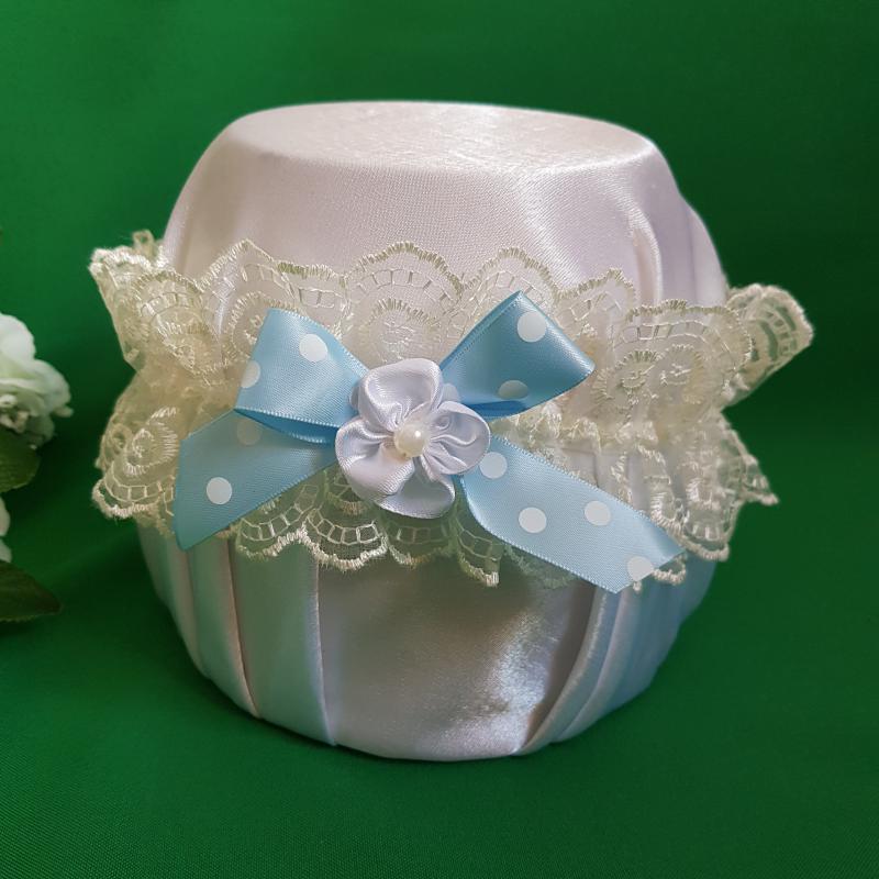 Ekrü csipkés, pöttyös égszínkék masnis-virágos menyasszonyi harisnyakötő, combcsipke