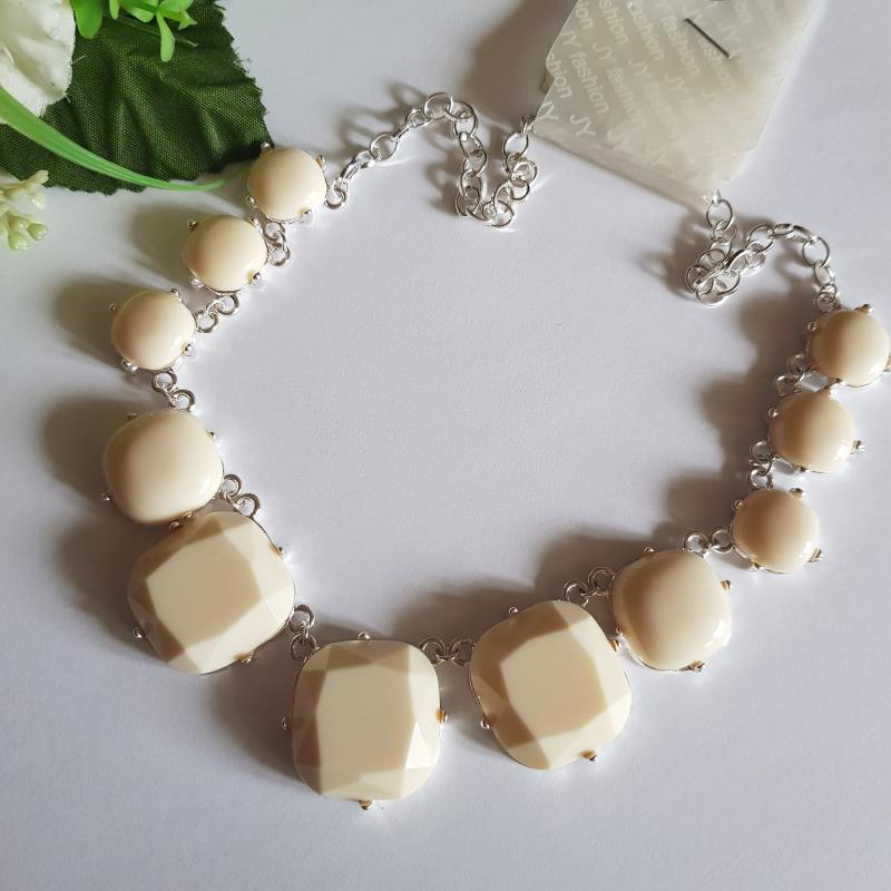 Ekrü színű óriás köves alkalmi nyaklánc