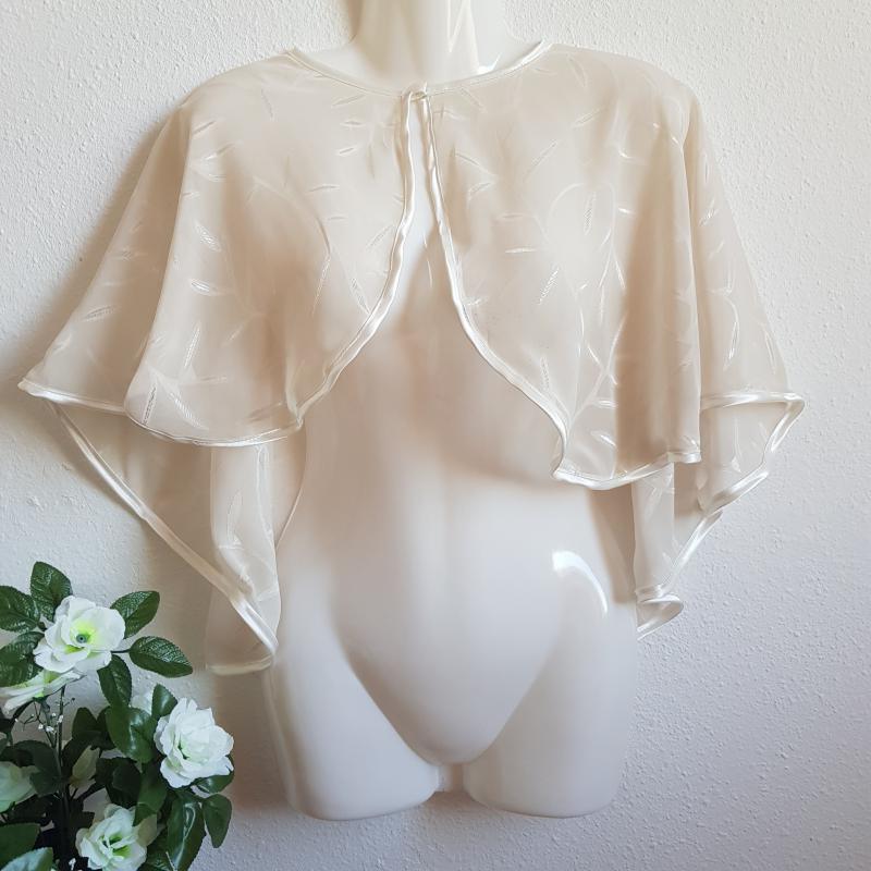 Ekrü színű, szatén szegélyes hímzett muszlin pelerin, válltakaró