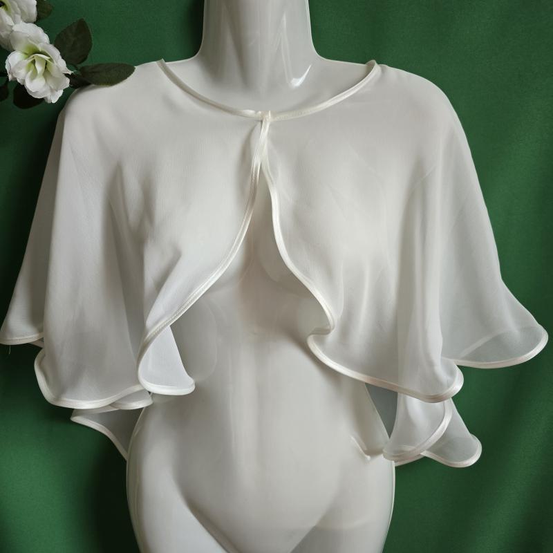 Ekrü színű, szatén szegélyes muszlin pelerin, válltakaró