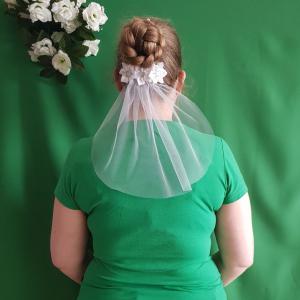 1 rétegű, gyöngyös szatén virágos, HÓFEHÉR MINI menyasszonyi fátyol (43.1)