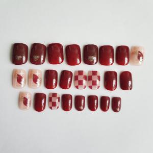 24db-os négyzet alakú DIY műköröm szett folyékony ragasztóval – bordó – rózsaszín - szívecskés